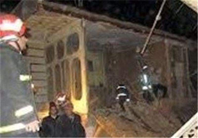 ریزش نیمی از یک منزل مسکونی به دلیل فرسودگی