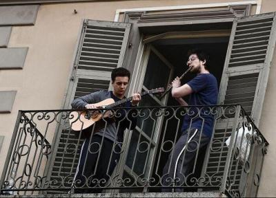 پویش آواز برای مقابله با کرونا در ایتالیا را ببنید، عکس