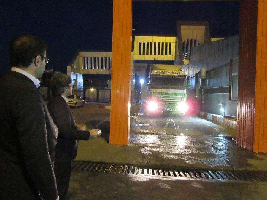 کامیون های ورودی از جمهوری آذربایجان به کشور ضدعفونی می کامیون های ورودی از جمهوری آذربایجان به کشور ضدعفونی می شود