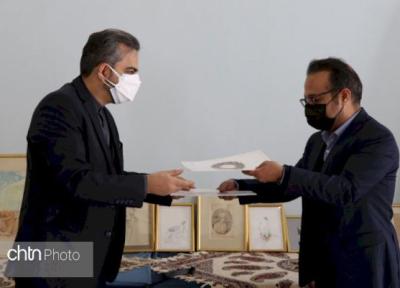 یک ایرانی مقیم فرانسه 10 تابلوی نقاشی استاد حسین بهزاد را به وزارت میراث فرهنگی اهدا کرد